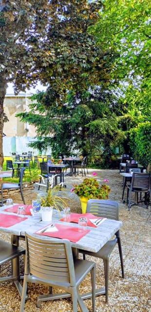 Отель Campanile Vichy - Bellerive Экстерьер фото